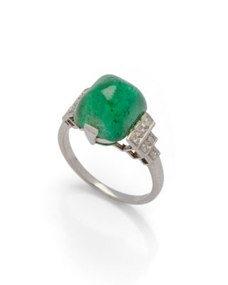 une bague en émeraude et diamant