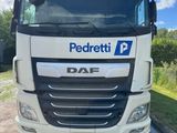 une photo d'un camion blanc garé sur le bord de la route