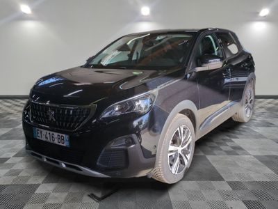 la voiture noire est garée sur un sol en damier dans le garage