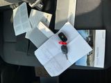 une pile de papiers et une clé de voiture sur la banquette arrière d'une voiture
