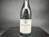 une bouteille de vin posée sur une table