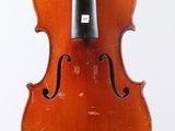 un vieux violon suspendu à une ficelle sur un fond blanc