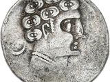 Gros plan sur une pièce de monnaie en argent portant un visage de femme