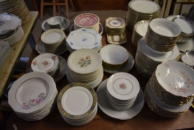 beaucoup d'assiettes et de bols sur la table
