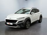 un SUV blanc garé dans une pièce où se trouve une horloge accrochée au mur