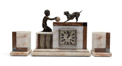 une statue représentant un garçon et un chien jouant avec une balle
