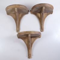 Trois consoles d'applique en noyer mouluré.