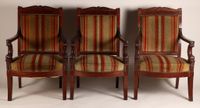 Suite de six fauteuils en acajou et placage d’acajou à dossi… (photo 6)