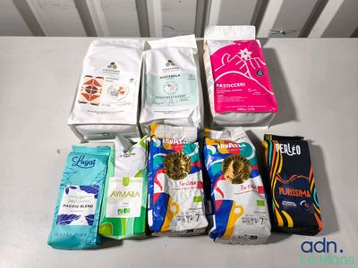 de nombreux types de produits pour bébés disposés sur une table