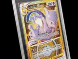 un gros plan d'une carte Pokémon exposée dans un étui transparent
