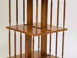 une petite étagère en bois comportant trois tablettes