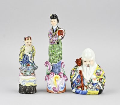 trois figurines chinoises représentant des femmes et un homme sur fond blanc