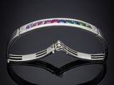 un gros plan sur un bracelet en argent orné de pierres multicolores
