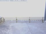 un banc qui se trouve devant un immeuble