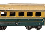 un wagon vert et jaune sur fond blanc