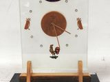 une horloge posée sur un socle en bois sur lequel est placée une horloge