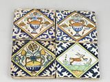 quatre carreaux ornés d'animaux et de fleurs sur un fond blanc
