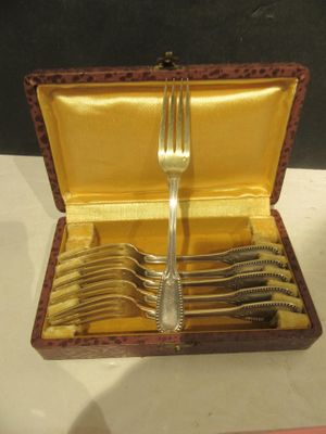 des couverts dans un coffret contenant une fourchette et une cuillère