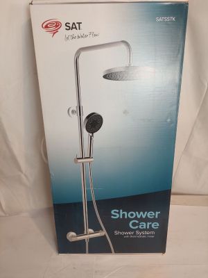 la boîte de la douche est ouverte sur le lit