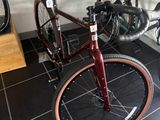 un vélo posé sur le sol d'une pièce