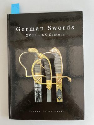 Le livre est noir, orné de dorures et de deux épées.