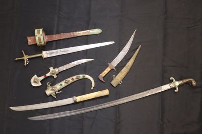 a lot of different types of knives on the table
