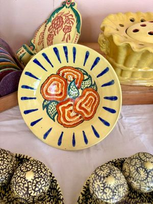 une assiette décorée, posée sur une table à côté d'autres plats