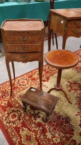 Lot comprenant chevet, tabouret et sellette tripode