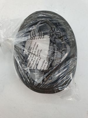 un sac en plastique sur lequel est collée une étiquette, posé sur une table