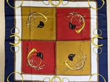 foulard carré bleu, jaune et rouge orné de motifs marins