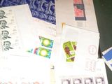 une pile de papiers et de timbres posée sur une table