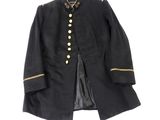 une veste noire à boutons dorés et une veste noire à boutons dorés