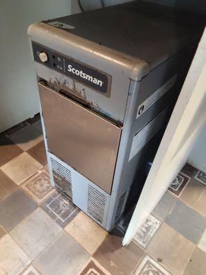 une petite machine posée sur un sol carrelé