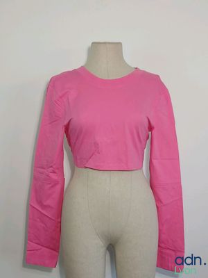 haut court rose à manches longues sur un mannequin, mannequin, mannequin, mannequin, mannequin, mannequin, mannequin, mannequin, mannequin
