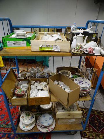 Important lot de porcelaine : tasses, sous tasses, verseuses, ass...