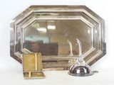 un plateau en argent avec un miroir et un plateau en argent sur lequel est posé un autre plateau en argent