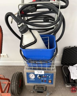 un petit chariot contenant un aspirateur et un tuyau