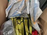 une boîte en carton remplie de bagages et d'autres objets