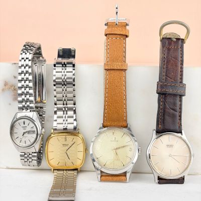 Plusieurs modèles de montres sont alignés les uns à côté des autres