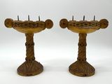 paire de bougeoirs anciens en bois sculpté avec supports pour bougies