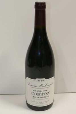 une bouteille de vin posée sur une table