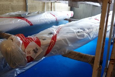 deux mannequins emballés dans du plastique dans une pièce