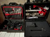 une mallette noire contenant des outils, posée sur une table