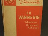 un vieux livre posé sur une table blanche, près d'un mur noir