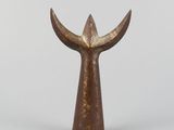 sculpture en bronze représentant la queue d'une baleine sur fond blanc