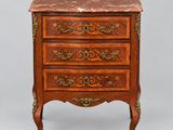 une commode ancienne avec dessus en marbre
