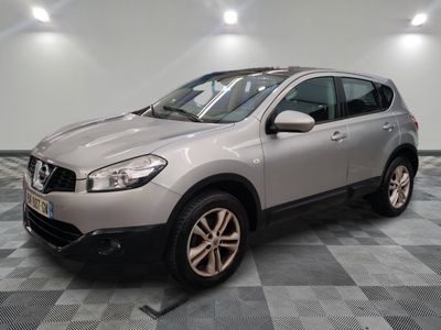 Une Nissan QXV dans un showroom au sol à carreaux et au sol à carreaux