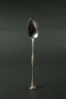 une cuillère posée sur une table
