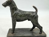 statue en bronze d'un chien sur un socle en marbre sur fond blanc