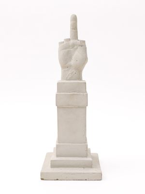 statue représentant une main levant un doigt, sur fond blanc